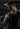 Bodybuilder trainiert mit Hanteln im Fitnessstudio.