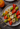 Gesundes Fingerfood kann so einfach sein - Fruchtspieße mit Erdbeere, Kiwi, Mandarine und Banane.