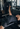 Sportler im Fitnessstudio beim Hantelbank Training mit der Langhantel.