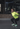 Frau bei einer Kniebeuge mit Langhantel im Fitnessstudio 