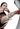 Taiwanesische Muay-Thai-Kämpferin, die mit einem getapten Fuß einen gepolsterten Pratzen mit einem Roundhouse-Kick trifft.