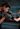Boxerin im Ring trainiert mit ihrem Partner an den Pratzen und konzentriert sich auf Technik und Präzision.