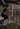 Frau führt im Fitnessstudio einen Box Jump zur Verbesserung der Sprungkraft aus.
