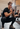Mann macht Kniebeuge mit Kettlebell.